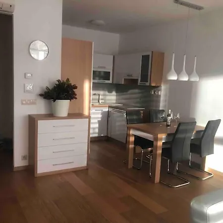 Downtown In The Heart Of The New Center, 4 Persons, Parking *