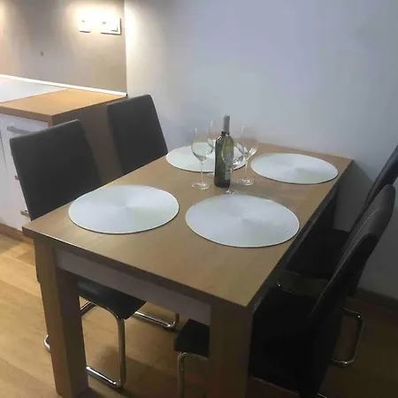 Downtown In The Heart Of The New Center, 4 Persons, Parking