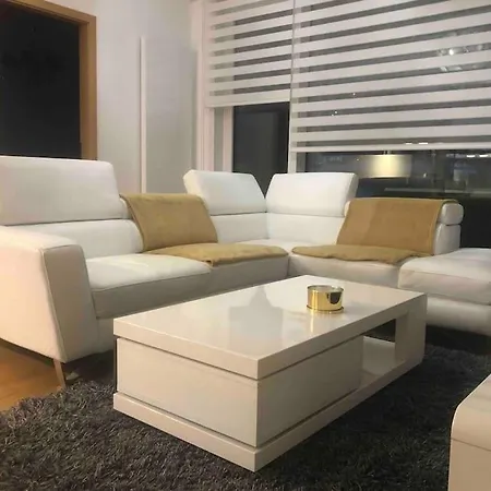 Downtown In The Heart Of The New Center, 4 Persons, Parking