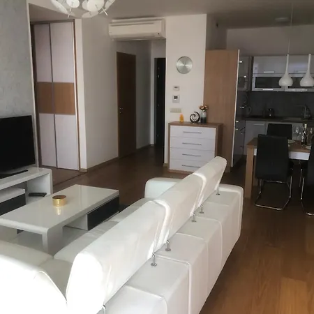 Downtown In The Heart Of The New Center, 4 Persons, Parking *