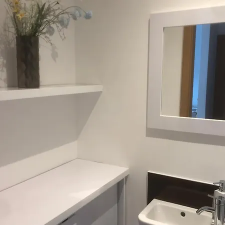 Downtown In The Heart Of The New Center, 4 Persons, Parking Apartment