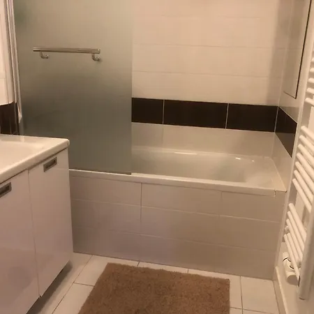 Downtown In The Heart Of The New Center, 4 Persons, Parking Apartment *