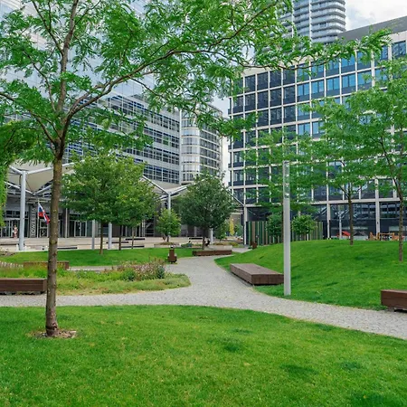 Downtown In The Heart Of The New Center, 4 Persons, Parking