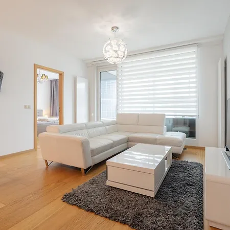 דירה Downtown In The Heart Of The New Center, 4 Persons, Parking