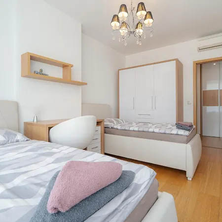 Διαμέρισμα Downtown In The Heart Of The New Center, 4 Persons, Parking *