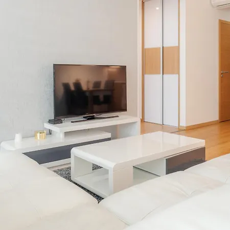 Downtown In The Heart Of The New Center, 4 Persons, Parking Apartment *