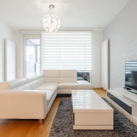Downtown In The Heart Of The New Center, 4 Persons, Parking Μπρατισλάβα