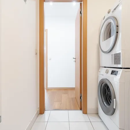 Downtown In The Heart Of The New Center, 4 Persons, Parking דירה