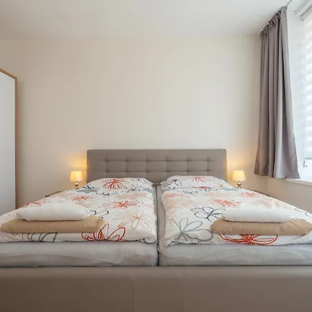 Downtown In The Heart Of The New Center, 4 Persons, Parking *