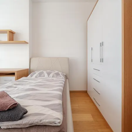 Downtown In The Heart Of The New Center, 4 Persons, Parking * Pressburg