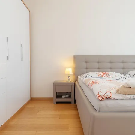 דירה Downtown In The Heart Of The New Center, 4 Persons, Parking *