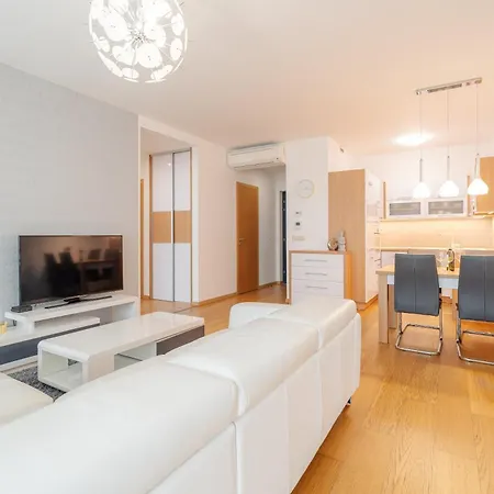 Downtown In The Heart Of The New Center, 4 Persons, Parking ברטיסלאבה