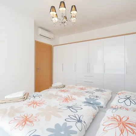 Downtown In The Heart Of The New Center, 4 Persons, Parking *