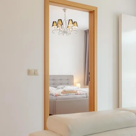 דירה Downtown In The Heart Of The New Center, 4 Persons, Parking *