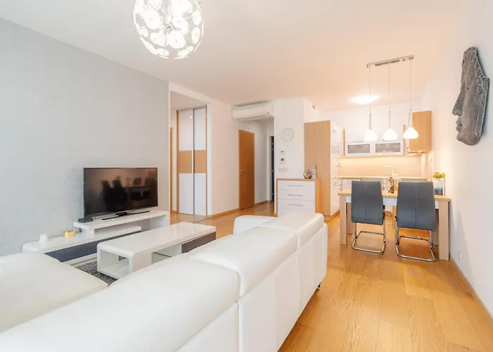 Downtown In The Heart Of The New Center, 4 Persons, Parking 브라티슬라바