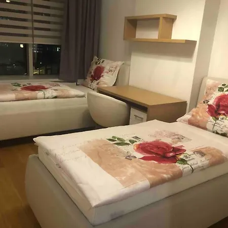 Downtown In The Heart Of The New Center, 4 Persons, Parking Apartman