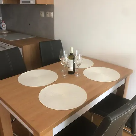 Downtown In The Heart Of The New Center, 4 Persons, Parking Apartman