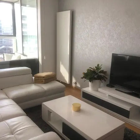 Downtown In The Heart Of The New Center, 4 Persons, Parking * Pozsony