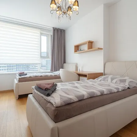 Downtown In The Heart Of The New Center, 4 Persons, Parking