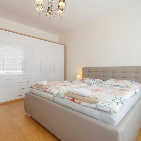 Downtown In The Heart Of The New Center, 4 Persons, Parking * Pozsony