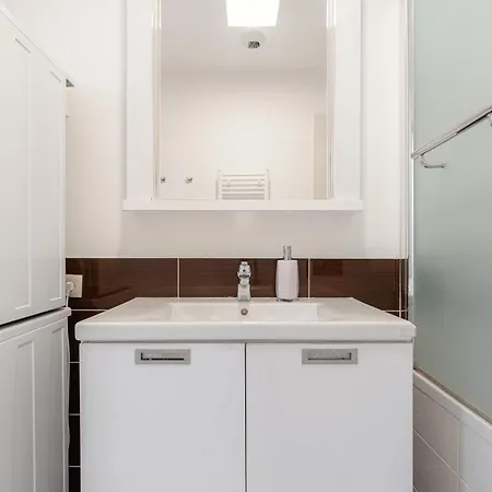 Downtown In The Heart Of The New Center, 4 Persons, Parking * Pozsony