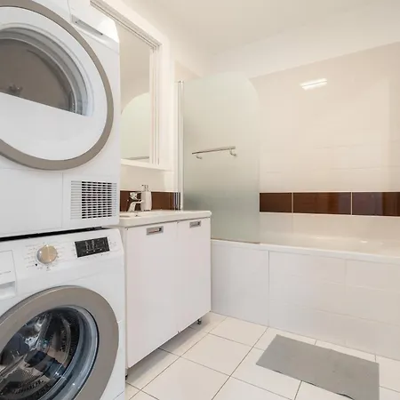 Downtown In The Heart Of The New Center, 4 Persons, Parking Apartman