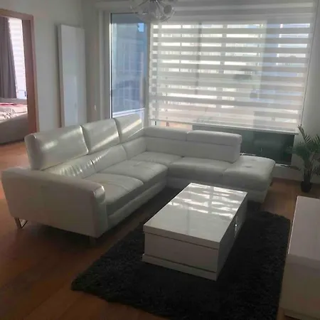 Downtown In The Heart Of The New Center, 4 Persons, Parking *