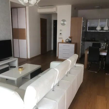 Downtown In The Heart Of The New Center, 4 Persons, Parking