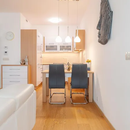 Downtown In The Heart Of The New Center, 4 Persons, Parking *