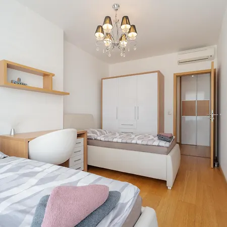 Downtown In The Heart Of The New Center, 4 Persons, Parking